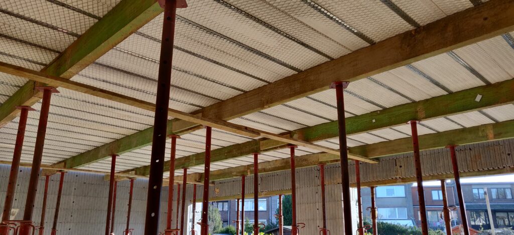 Isolerende gewelven : stutten om de twee meter, en vervolgens wapening en betonnering.