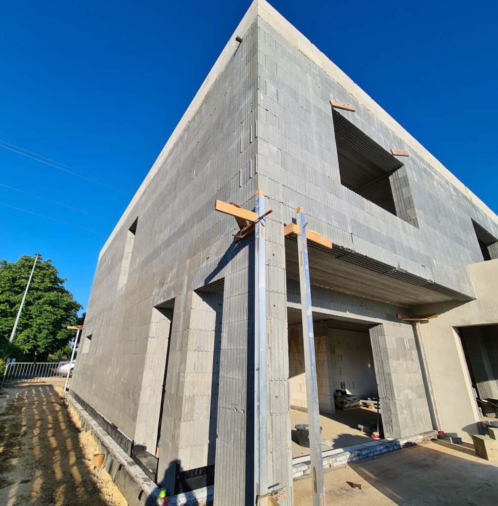 Découvrez un joli porte-à-faux que j'ai réalisé sans problème et qui donnera une belle ombre à l'intérieur de la maison en été.