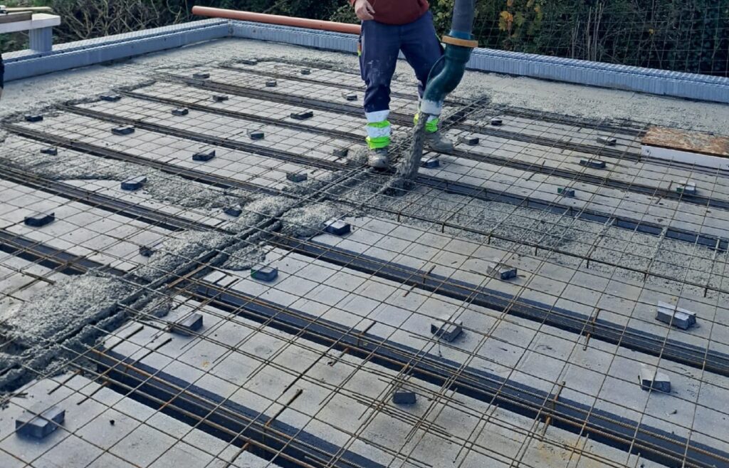 Isolerende gewelven: wapening door beugels tussen de gewelven, wapening van de ringbalk, plaatsing van de druklaag voor de lastenverdeling.