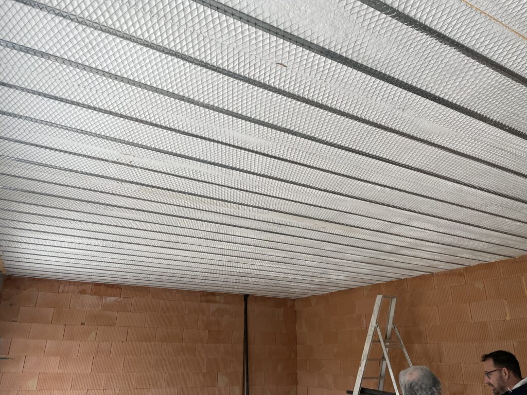 Isolerende platen: Bepleistering of plaatsing van een vals plafond inclusief de ventilatie-, elektrische en verlichtingsleidingen.