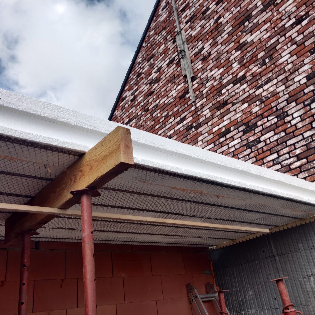 Pose de mon plancher d’étage avec les hourdis super isolants équipés sur leur face inférieure par des treillis pour que je puisse y accrocher mon plafonnage. Construction maison mitoyenne