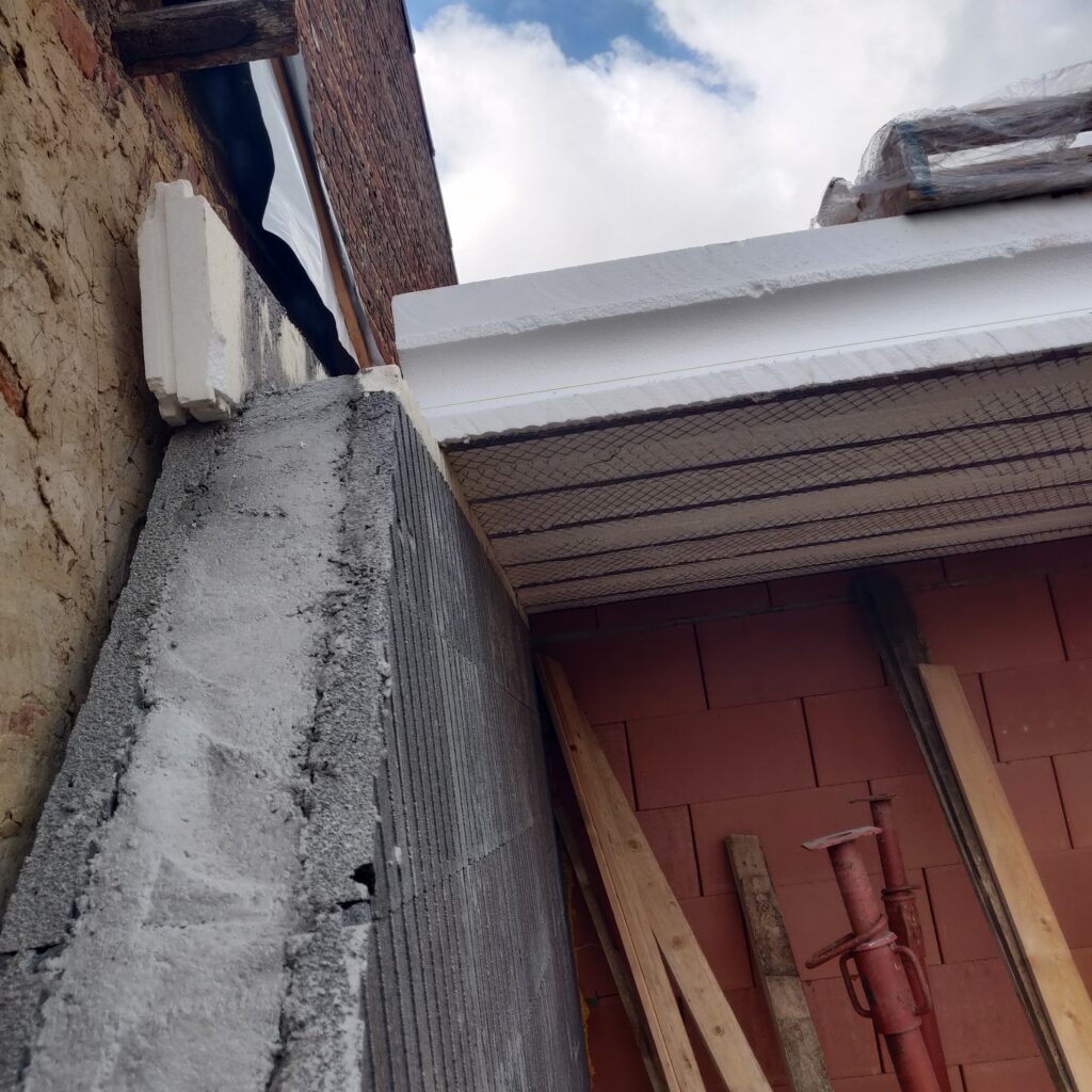 Ici à nouveau mon mur mitoyen avec le béton coulé à l’intérieur et sur lequel posent les hourdis avant ferraillage et coulage.