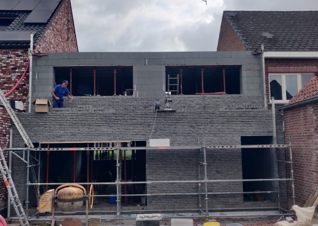 Notre chantier à bien avancé et on en est à la pose de la brique grise sur la façade arrière.