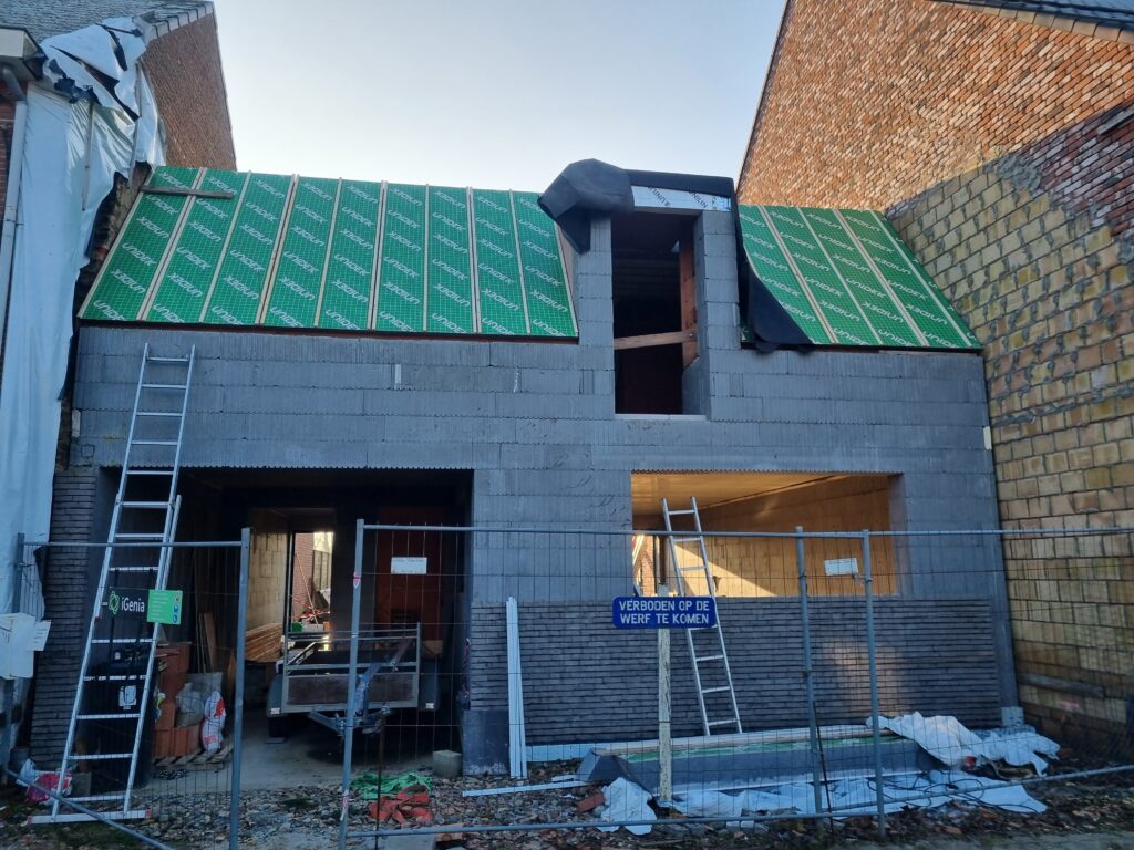 Et mes panneaux de toit, super alignés. Construction maison mitoyenne.