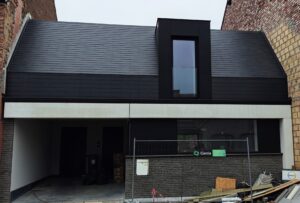 Voorgevel van mijn huis, het dak is klaar.