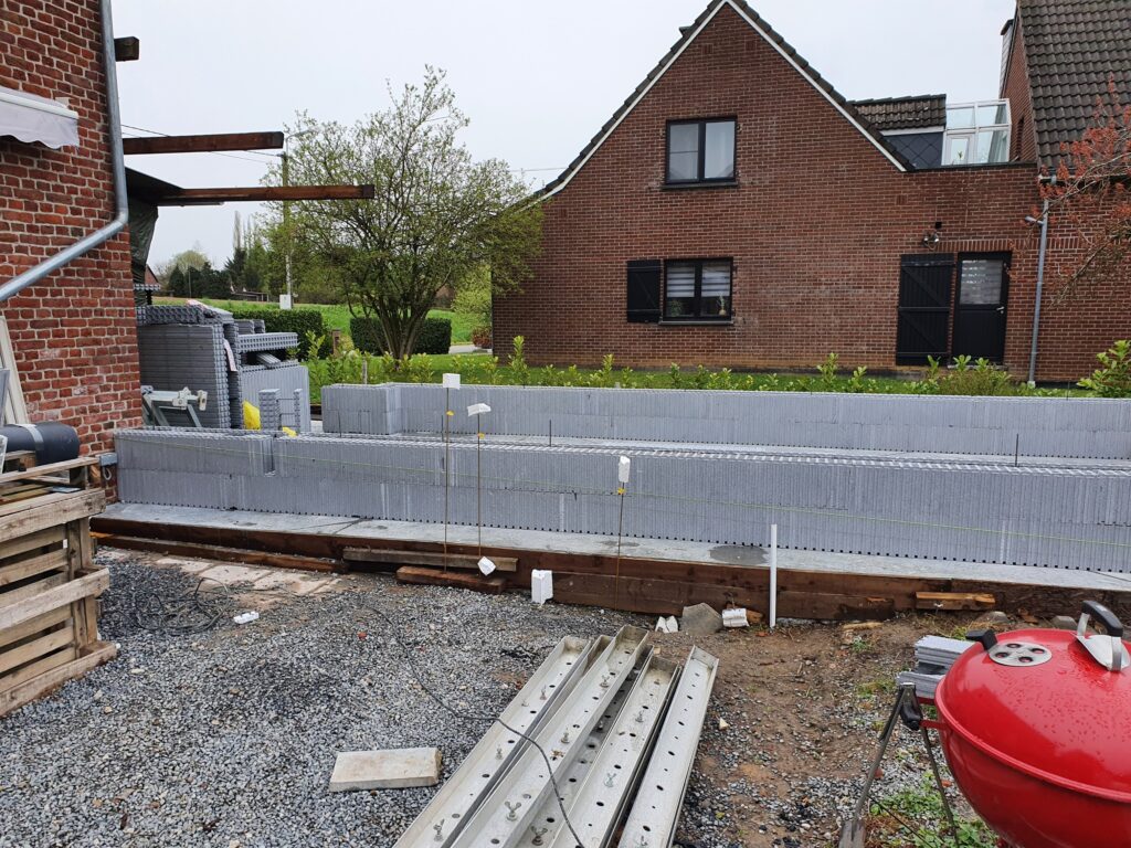 Voilà, we zijn begonnen met de bouw van de uitbreiding van onze woning, bedoeld om ons huis te vergroten en er onze kaasmakerij in onder te brengen. Hier ziet u de eerste gemonteerde blokken op onze plaat gemaakt met de isolerende gewelven van Isovariant.