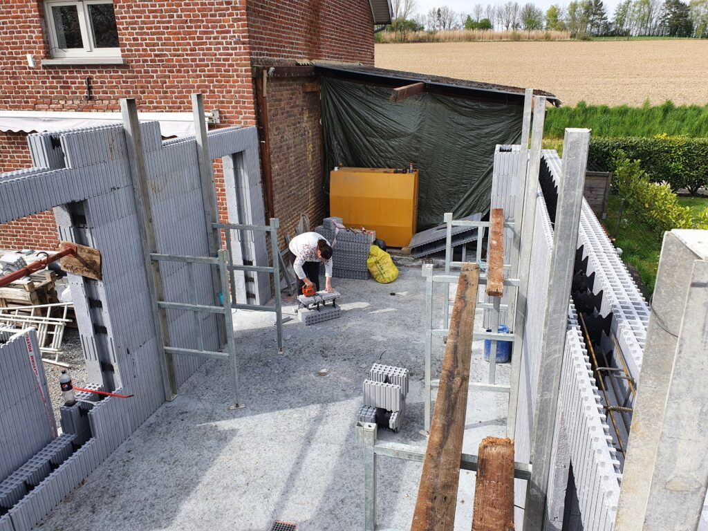 Erg tevreden met de ontvangen opleiding, hier ziet u de montage van de blokken en hun wapening. De stutten zijn goed geplaatst en rechts ziet u de beugel die we in de latei van onze openslaande deur hebben geplaatst.