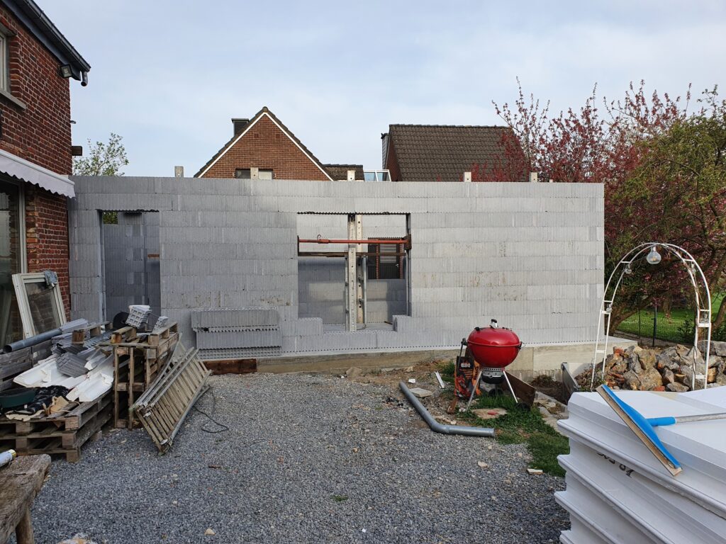 Hier is het gelijkvloers klaar, in ieder geval wat betreft de isolerende bekistingsblokken. Het storten van het beton zal uiteraard met onze opleider gebeuren. En om het nuttige aan het aangename te koppelen, natuurlijk een gezellige barbecue zodra het weer het toelaat 😊