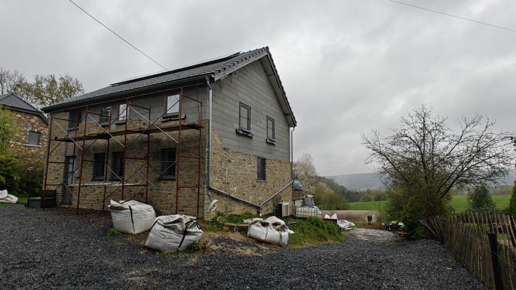 Ici vous voyez aussi la façade gauche qui n’est pas encore achevée, mais on avance bien ! Chouette l’autoconstruction murs toiture… et tout le reste 😊