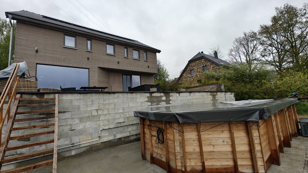 Pour la façade arrière on a choisi un beau bardage bois, le même qui est au-dessus de la porte d’entrée. La piscine est mise et on en profite bien, encore quelques finitions du mur de soutènement et notre projet s’achèvera. On est super super contents !!!