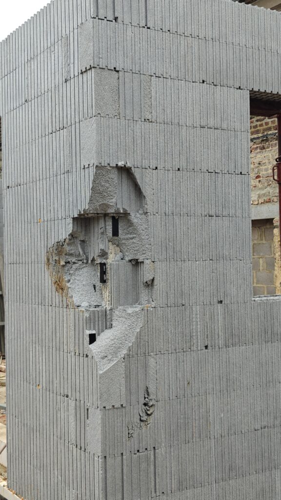 Un petit imprévu est survenu. Lorsque le grutier nous a installé la citerne, il a malheureusement heurté un coin de la maison. Ce n'est pas grave. Nous allons réparer cela. Il faudra simplement mousser et découper proprement.
