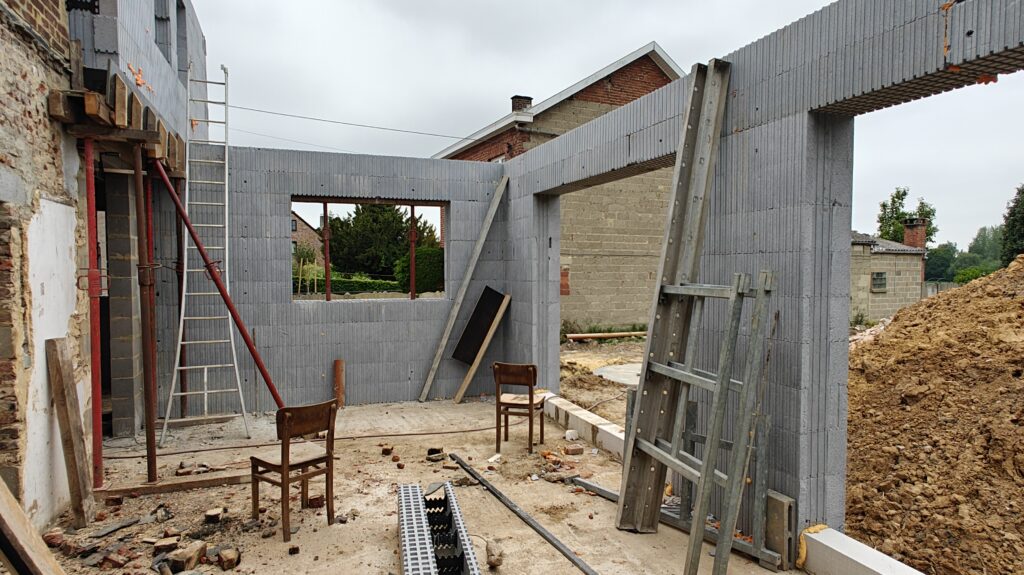 En revanche, ici vous voyez l'extension à l'arrière du bâtiment existant. Elle se situe également à l'arrière de la nouvelle partie. Grâce à cette extension, qui se fait en partie sur deux étages, nous aurons un volume de vie intérieur exceptionnel. De plus, elle garantit une isolation performante. Notre rénovation extension de maison promet un confort optimal.