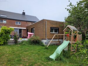 En hier is dus de achterste uitbouw, gerealiseerd in houten gevelbekleding, waarin we onze kaasmakerij willen openen. We wachten alleen nog op de nodige vergunningen.