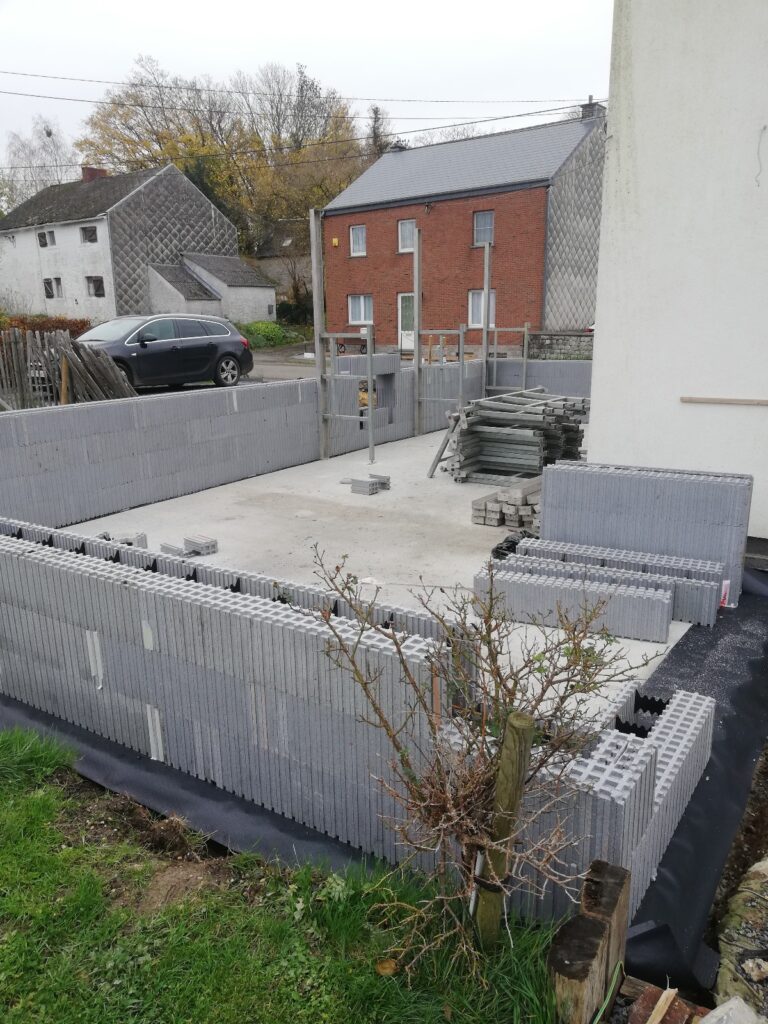 Nos premiers blocs sont posés, la 1ère formation pour le montage des blocs et la pose des étais (que vous voyez dans le fond) s’est très bien déroulée. On fonce maintenant 😊