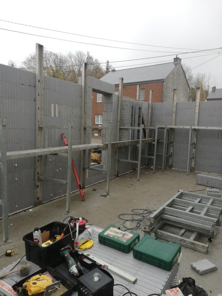 Les blocs sont pratiquement finis on est proche de la fin du rez-de-chaussée. C’est chouette car il ne nous faut pas de gros engins de chantier pour monter notre grande extension de maison.