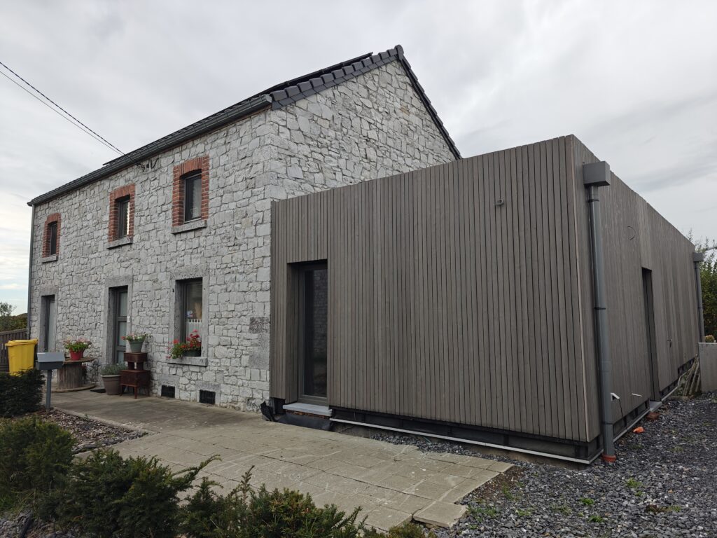 Voici notre façade avant, notre maison en pierre du pays qui respecte le style des belles maisons de notre région, et la nouvelle annexe sur la droite, en bardage bois donnant un bel aspect de modernité.