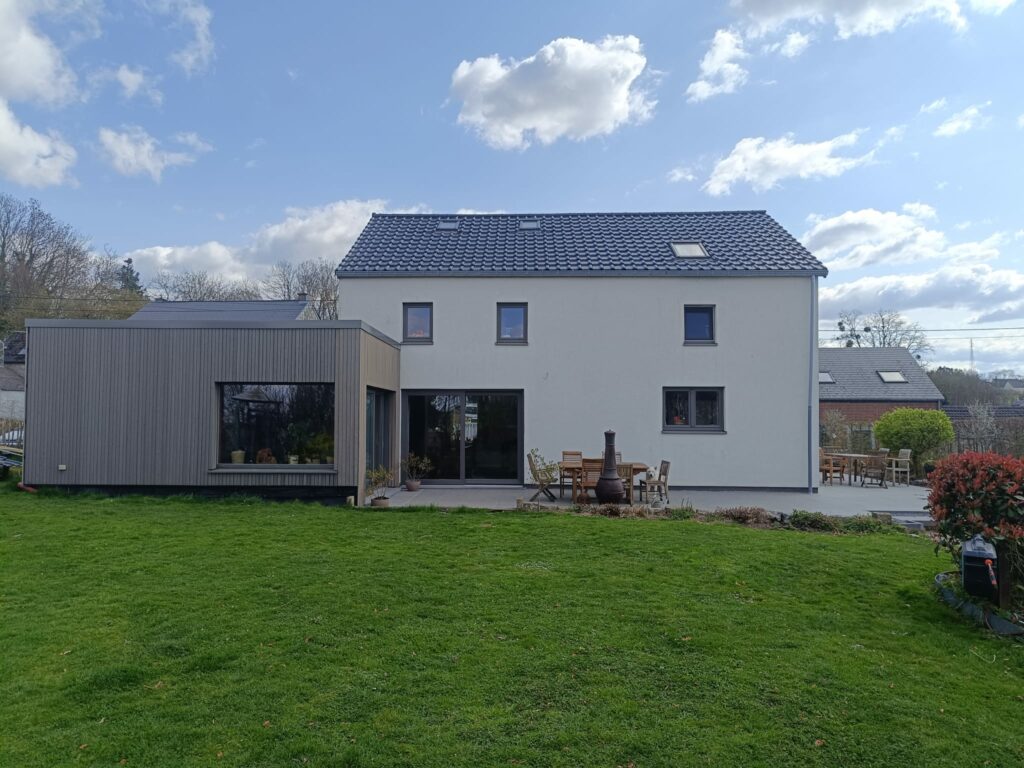 Découvrez ici notre façade arrière et notre annexe qui pour nous faire gagner encore plus d’espace se trouve non seulement sur le côté de notre maison, mais ressort plus en profondeur aussi dans notre jardin.