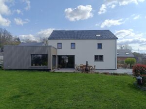 Découvrez ici notre façade arrière et notre annexe qui pour nous faire gagner encore plus d’espace se trouve non seulement sur le côté de notre maison, mais ressort plus en profondeur aussi dans notre jardin.