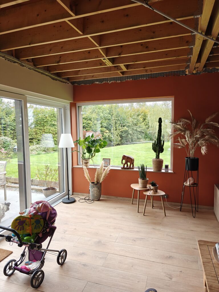 Et pour vous donner une idée du résultat, photo de notre intérieur cosy et super confortable, et vue très agréable et apaisante sur notre jardin. Prochaine étape, notre faux-plafond.