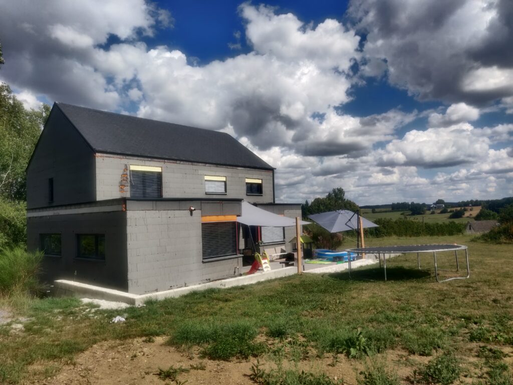 J’avance petit à petit mais je peux déjà vivre dans ma maison grâce à l’isolation des blocs de coffrage.