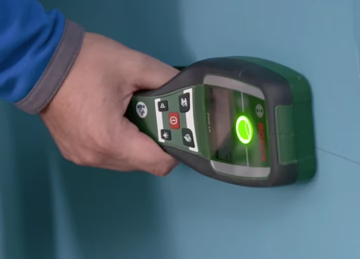 Zware elementen op een geïsoleerde muur bevestigen