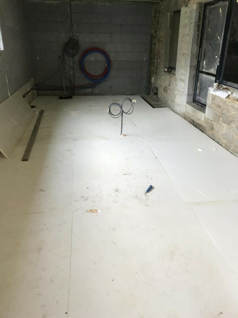 Met het oog op de uniformiteit in de energetische kwaliteit hebben we uiteraard ook de vloer van onze aanbouw geïsoleerd.