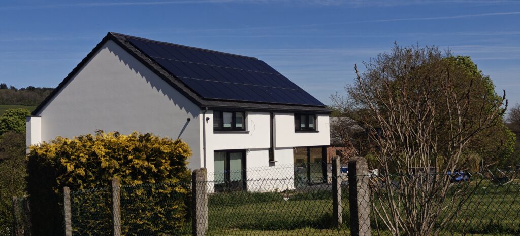 Et la façade arrière vue à partir du côté gauche, avec nos panneaux photovoltaïques sur le toit qui rendent notre maison autonome en énergie.