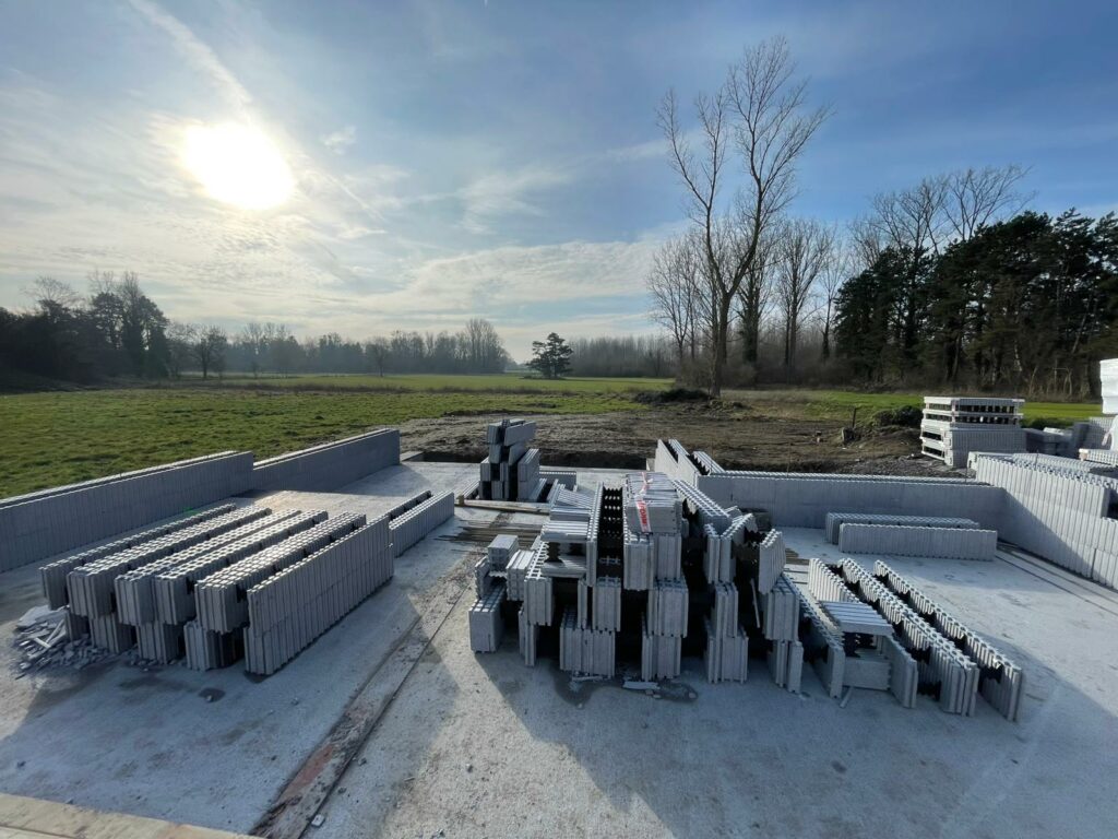 Les premiers niveaux de bloc sont montés lors de la formation donnée par Isovariant directement sur notre chantier ! Et nous avons stocké quelques blocs au centre de notre dalle pour être encore plus efficaces.