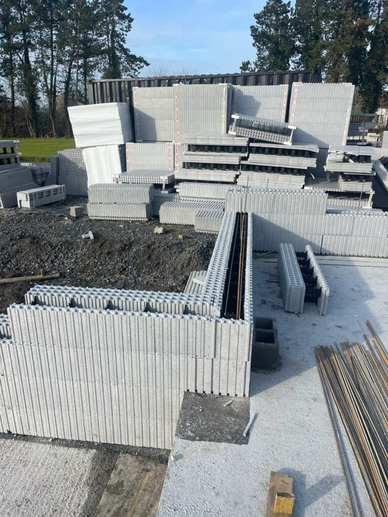 Notre projet de construction se fait sur 2 niveaux de sol avec un écart de 50 cm entre les 2 ce qui convenait parfaitement avec les blocs.