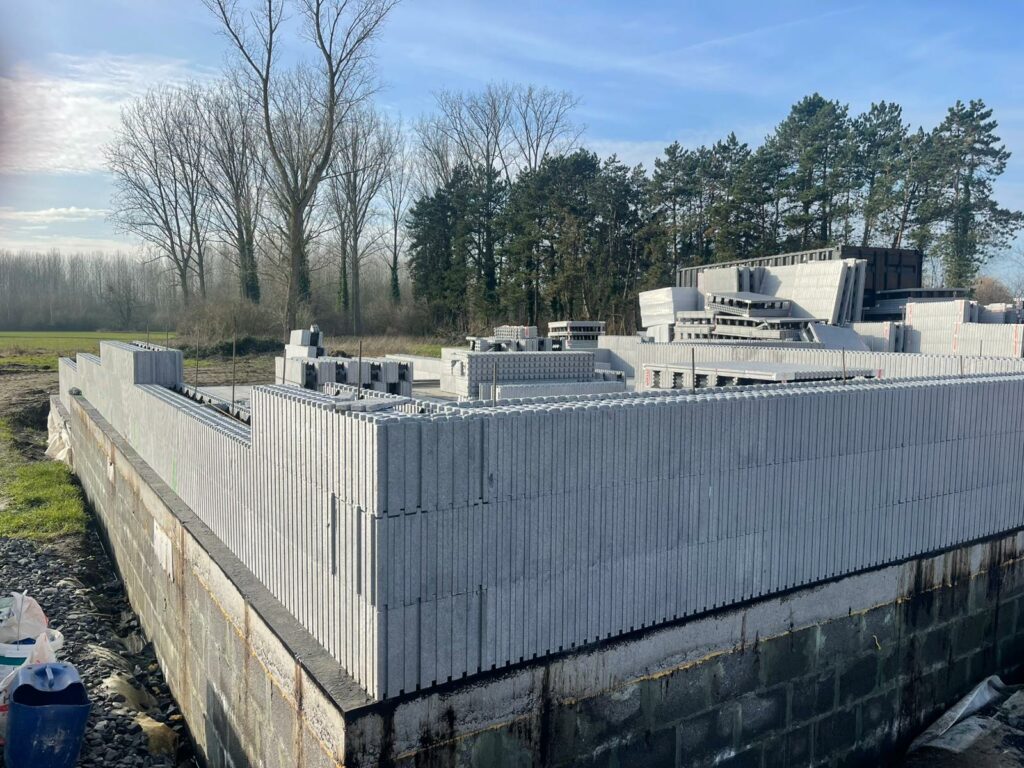 Ici nous avons en partie déjà 3 niveaux de blocs montés, ça va vraiment vite 😊. Vous voyez bien le diba d'étanchéité qui a été posé entre la dalle et les blocs pour éviter l'humidité ascensionnelle.