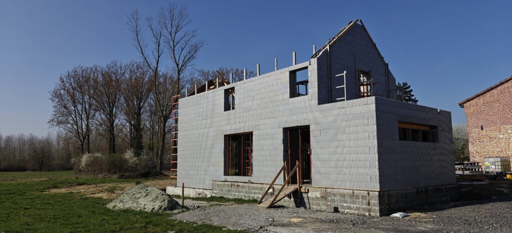 Notre projet avance à toute vitesse ! Le rez-de-chaussée est terminé et l'étage est déjà monté, prêt pour le coulage du béton.