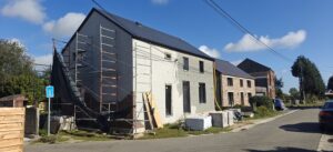 Sur la façade avant vous voyez bien la partie neuve à gauche, sur laquelle on a déjà commencé à mettre le cimentage hydrofuge, et la partie droite, qui est la partie rénovation, et sur laquelle nous avons simplement placé des panneaux isolants de la même épaisseur que la paroi extérieure du bloc de coffrage isolant pour ne pas avoir de ponts thermiques.