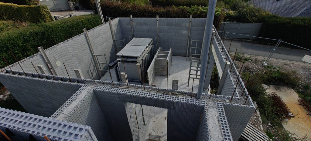 Muur bestaande uit blokken van 25 cm voor de garage, gekoppeld aan blokken van 35 cm voor het verwarmde deel van het huis.