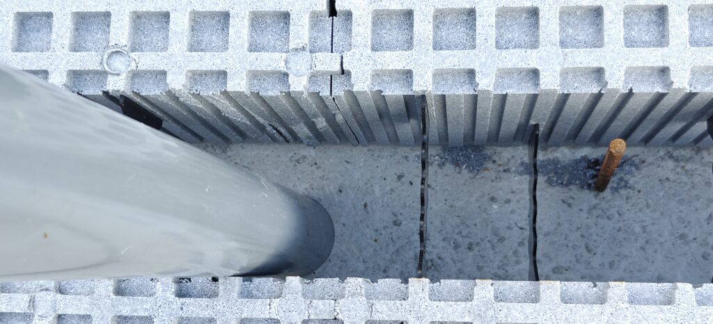 De sanitaire afvoeren worden voor de betonstort in de blokken geplaatst. Afvoer ter hoogte van de badkamer op de eerste verdieping die doorloopt tot in de kelder.