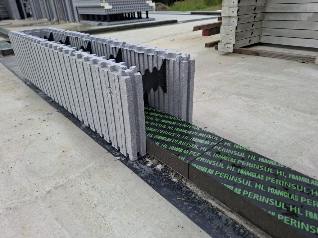 Om koudebruggen aan de basis van de muren op de begane grond te vermijden, hebben we cellenglas geïntegreerd aan de onderkant van de blokken. Er werd ook een Diba-folie geplaatst om een capillaire onderbreking te garanderen en opstijgend vocht in het metselwerk te voorkomen.