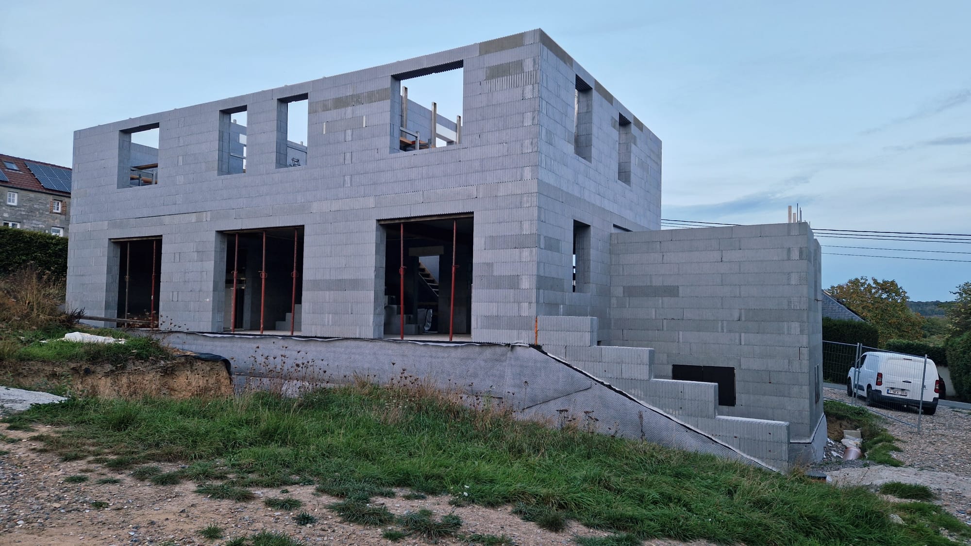 Lire la suite à propos de l’article Sébastien et Céline – Architecte et Ingénieur – auto-constructeurs – Villa 4 façades – Blocs de coﬀrage isolants – Namur